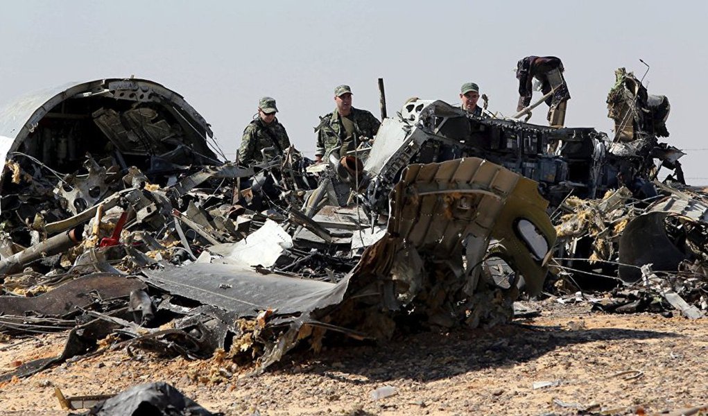 Representantes da empresa Kogalymavia afirmaram que a causa da queda do avião foi "externa"; a companhia aérea russa, também conhecida como Metrojet, confirmou que o avião A231, que caiu no sábado (31) na Península do Sinai (Egito), apresentava falhas técnicas na parte da cauda; não há indicações de que a Airbus russo tivesse sido abatido