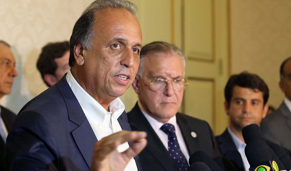 Governador do Rio, Luiz Fernando Pezão sancionou decreto que proíbe o uso de algemas, calcetas ou outro meio de contenção física de presas ou internas durante o trabalho de parto e no período de internação; de acordo com o decreto publicado no Diário Oficial do estado, a única exceção é no caso de haver orientação médica para contenção da detenta; “Eventuais situações de perigo à integridade física da própria presa ou interna, ou de terceiros, deverão ser abordadas mediante meios de contenção não coercitivos, a critério da respectiva equipe médica”, diz o decreto