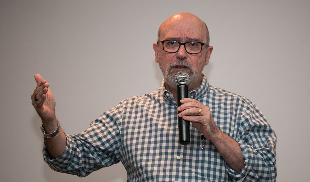 Às vésperas do Jogos Olímpicos, o antropólogo e escritor Luiz Eduardo Soares desafia os clichês sobre a Cidade Maravilhosa, a começar pela praia como espaço de socialização democrática; em Rio de Janeiro – histórias de vida e de morte, ele mostra como a violência e a corrupção afetam os moradores da região metropolitana do Rio