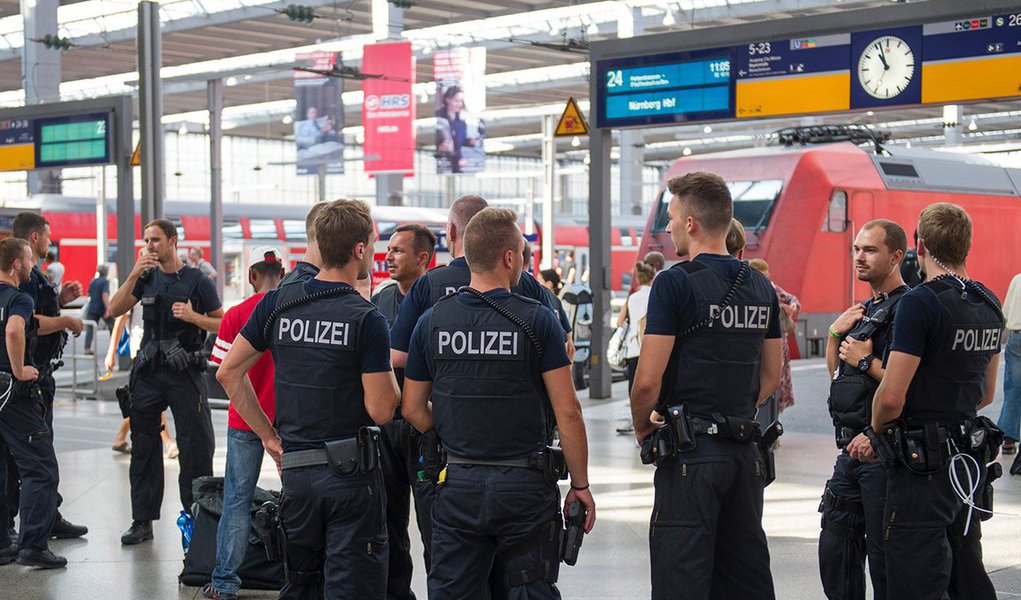 "Globalmente, avalio a situação em Munique [em termos de risco terrorista] como sendo aquela que prevalecia antes destas ameaças concretas de atentados", disse a jornalistas o chefe da polícia de Munique, Hubertus Andrä; o alerta tinha sido dado na quinta-feira 31 à noite