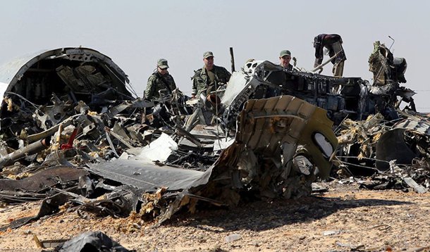 Representantes da empresa Kogalymavia afirmaram que a causa da queda do avião foi "externa"; a companhia aérea russa, também conhecida como Metrojet, confirmou que o avião A231, que caiu no sábado (31) na Península do Sinai (Egito), apresentava falhas técnicas na parte da cauda; não há indicações de que a Airbus russo tivesse sido abatido