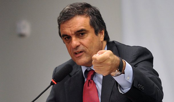O ministro José Eduardo Cardozo (Justiça) disse nesta segunda (19) que o PT é fundamental para o governo, mas afirmou que as decisões são tomadas pela presidente Dilma Rousseff; a afirmação do petista foi dada em resposta a pergunta sobre as críticas do presidente do PT, Rui Falcão, ao ministro da Fazenda, Joaquim Levy; "O PT é fundamental para o governo, como é o PMDB, como são outros partidos que compõem a base governista. É natural que os partidos tenham sua avaliação e é legítimo que a expressem. O governo é comandado pela presidente Dilma Rousseff, que define os rumos que julga correto para seu governo", disse o ministro
 
