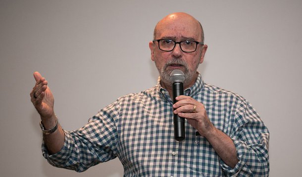 Às vésperas do Jogos Olímpicos, o antropólogo e escritor Luiz Eduardo Soares desafia os clichês sobre a Cidade Maravilhosa, a começar pela praia como espaço de socialização democrática; em Rio de Janeiro – histórias de vida e de morte, ele mostra como a violência e a corrupção afetam os moradores da região metropolitana do Rio