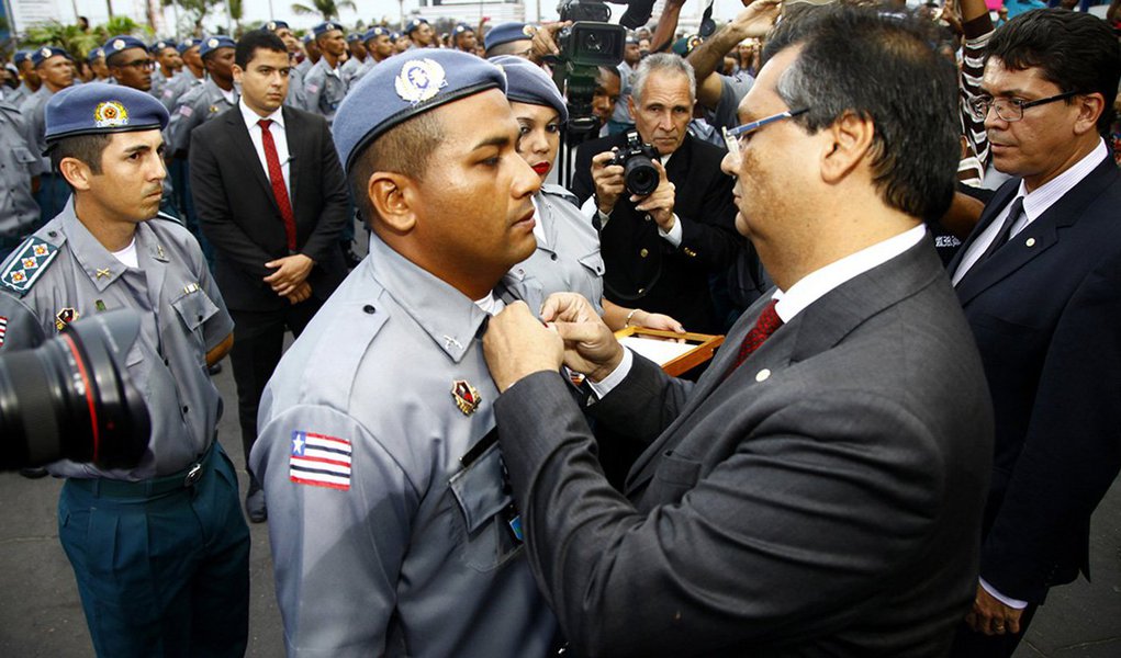 Governo do Maranhão incorporou 458 novos policiais à Polícia Militar do Maranhão; o governador Flávio Dino participou da solenidade de formatura da segunda turma de Soldados de 2015; em janeiro de 2016, o estado terá 1.500 novos policiais militares e civis; "Nós ultrapassamos a meta fixada de 1.000 policiais formados em 2015. Nós temos uma necessidade de qualificação da Segurança Pública e estamos fazendo isso passo a passo com a formação de novos policiais, aquisição de novas viaturas e investimentos importantes como o novo sistema de radiocomunicação entre os policiais”, afirmou