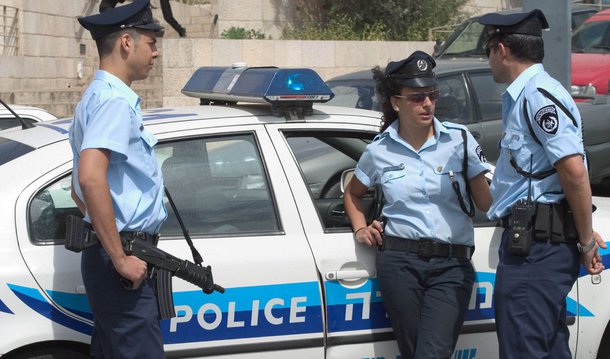 Operação foi montada para localizar o homem que, ontem, matou duas pessoas e feriu sete num bar em Tel Aviv; vários agentes policiais, forças especiais da unidade antiterrorista e membros dos serviços de informação, o Shin Bet, participam das operações, que incluem buscas casa a casa para encontrar o suspeito do ataque