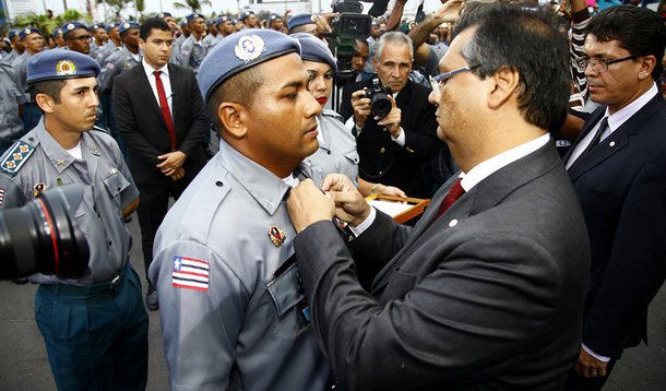 Governo do Maranhão incorporou 458 novos policiais à Polícia Militar do Maranhão; o governador Flávio Dino participou da solenidade de formatura da segunda turma de Soldados de 2015; em janeiro de 2016, o estado terá 1.500 novos policiais militares e civis; "Nós ultrapassamos a meta fixada de 1.000 policiais formados em 2015. Nós temos uma necessidade de qualificação da Segurança Pública e estamos fazendo isso passo a passo com a formação de novos policiais, aquisição de novas viaturas e investimentos importantes como o novo sistema de radiocomunicação entre os policiais”, afirmou