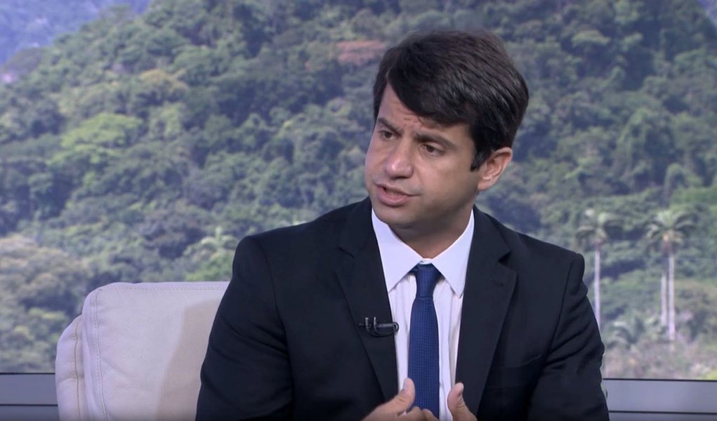 O médico Luiz Antônio de Souza Teixeira Jr. assume a Secretaria Estadual de Saúde com a missão de restaurar os serviços após a maior crise da história do sistema; “Eu vou encerrar todos os aluguéis administrativos da Secretaria Estadual de Saúde. Todos os prédios que não são destinados ao atendimento médico eu vou devolver, para reunir todas as sedes em um lugar só, que seja próprio. Nós precisamos cortar os nossos custos", afirmou; "Eu vou publicar uma portaria para reduzir todos os contratos da Secretaria em 30%"; redução de comissionados em mais de 30% foi outra medida apontada pelo dirigente
 