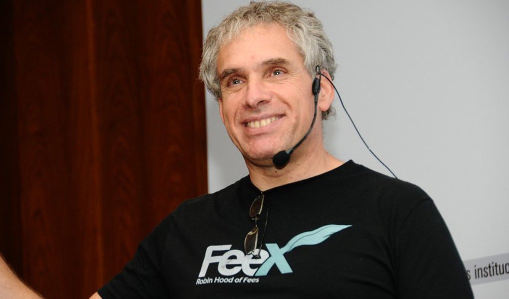 Segundo o israelense Uri Levine, o medo do fracasso é que atrasa muitos países: “Se você acredita que o Brasil deveria ter mais empreendedores, então transforme-os em heróis. Se a mídia promove os empreendedores, haveria mais gente querendo embarcar nessa aventura. Os jovens buscam modelos, olham a cultura à sua volta. Se a mídia transformasse os empreendedores em modelos de conduta, haveria muito mais empreendedores”, diz