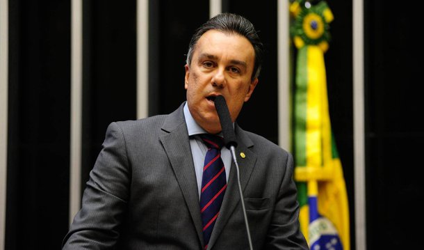 Deputado Ricardo Teobaldo (PTB-PE), relator do projeto de Lei de Diretrizes Orçamentárias (LDO) de 2016, incluiu nesta quarta-feira, 4, a meta de superávit primário do setor público consolidado equivalente a 0,7% do Produto Interno Bruto (PIB) no projeto, em linha com a proposta do governo federal; meta inclui superávit primário de R$ 34,4 bilhões para o governo central (0,55% do PIB) e de R$ 9,4 bilhões para Estados e municípios (0,15% do PIB), indo ao encontro de redução proposta pelo governo no fim de julho