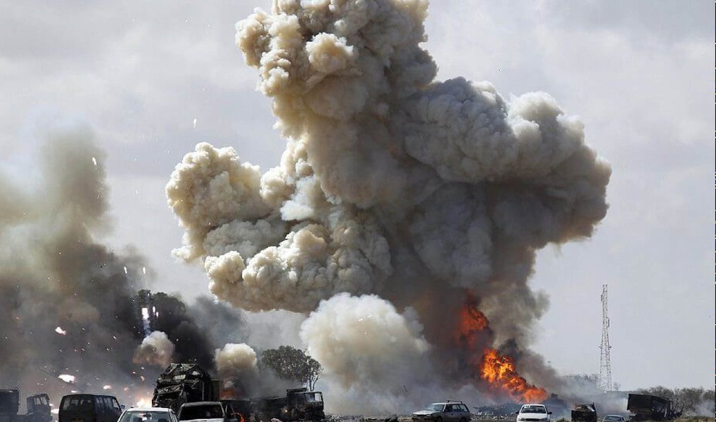 França lançou nesta sexta-feira, 1º, ataques aéreos contra instalações petrolíferas na Síria, perto de Raqqa, reduto do Estado Islâmico, disse o ministro da Defesa francês, Jean-Yves Le Drian, durante visita a uma base militar na Jordânia; "Tenho informações das operações feitas pela noite. Devemos continuar nessa direção", afirmou Le Drian a soldados e repórteres na base jordaniana de onde os Mirage 2000 decolaram para a missão