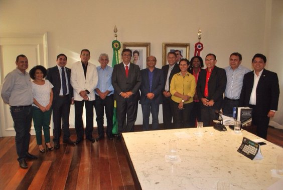 Governador recebeu no Palácio dos Leões uma comitiva com lideranças do Partido dos Trabalhadores (PT) do Maranhão; representantes de todas as alas estavam no encontro, o que praticamente sacramentou o partido como membro do governo; anúncio oficial do apoio petista deverá ser feito próximos dias. "O PT vai apresentar uma resolução para o diretório estadual para fazer uma composição no governo estadual, assim como para eleição de 2016 e 2018”, disse o vereador Honorato Fernandes