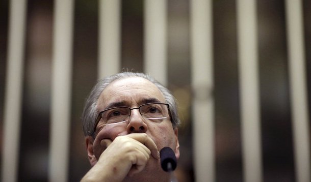 Em entrevista à colunista Mônica Bergamo, o presidente da Câmara, Eduardo Cunha (PMDB), reitera seu depoimento à CPI da Petrobras, em que negou ter contas no exterior, diz que seu direito de defesa está sendo atropelado e refuta a hipótese de deixar o cargo: "Esquece, eu não vou renunciar"; ele critica ainda o “fascismo” dos parlamentares que "pedem o benefício da dúvida para eles" e agora tentam afastá-lo da presidência da Câmara; com base em documentos enviados pela Justiça da Suíça, a PGR afirma que Eduardo Cunha e familiares são titulares de contas no exterior 