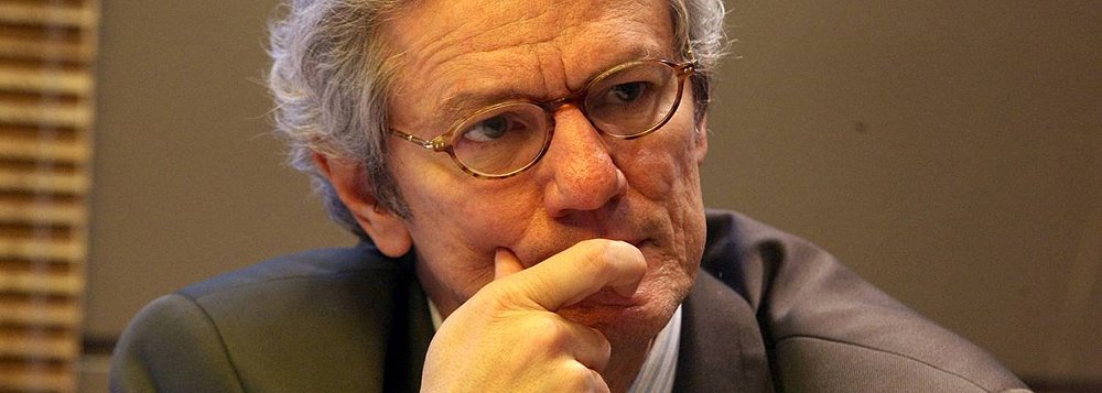 “É um economista e homem público excepcionalmente bem preparado. Possui sólida formação técnica, tem visão política e conta, apesar de jovem, com grande experiência de governo”, disse o vice-presidente do Novo Banco de Desenvolvimento, sediado em Xangai, Paulo Nogueira Batista Jr., sobre o novo ministro da Fazenda; apesar das dificuldades do cenário de crise econômica, afirma categórico: “Nelson Barbosa conhece como poucos, e de dentro do governo, a dimensão do desafio que o espera. Tenho certeza de que ele estará à altura da grande honra e da grande responsabilidade que é ser ministro da Fazenda do Brasil”