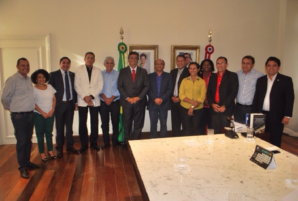 Governador recebeu no Palácio dos Leões uma comitiva com lideranças do Partido dos Trabalhadores (PT) do Maranhão; representantes de todas as alas estavam no encontro, o que praticamente sacramentou o partido como membro do governo; anúncio oficial do apoio petista deverá ser feito próximos dias. "O PT vai apresentar uma resolução para o diretório estadual para fazer uma composição no governo estadual, assim como para eleição de 2016 e 2018”, disse o vereador Honorato Fernandes