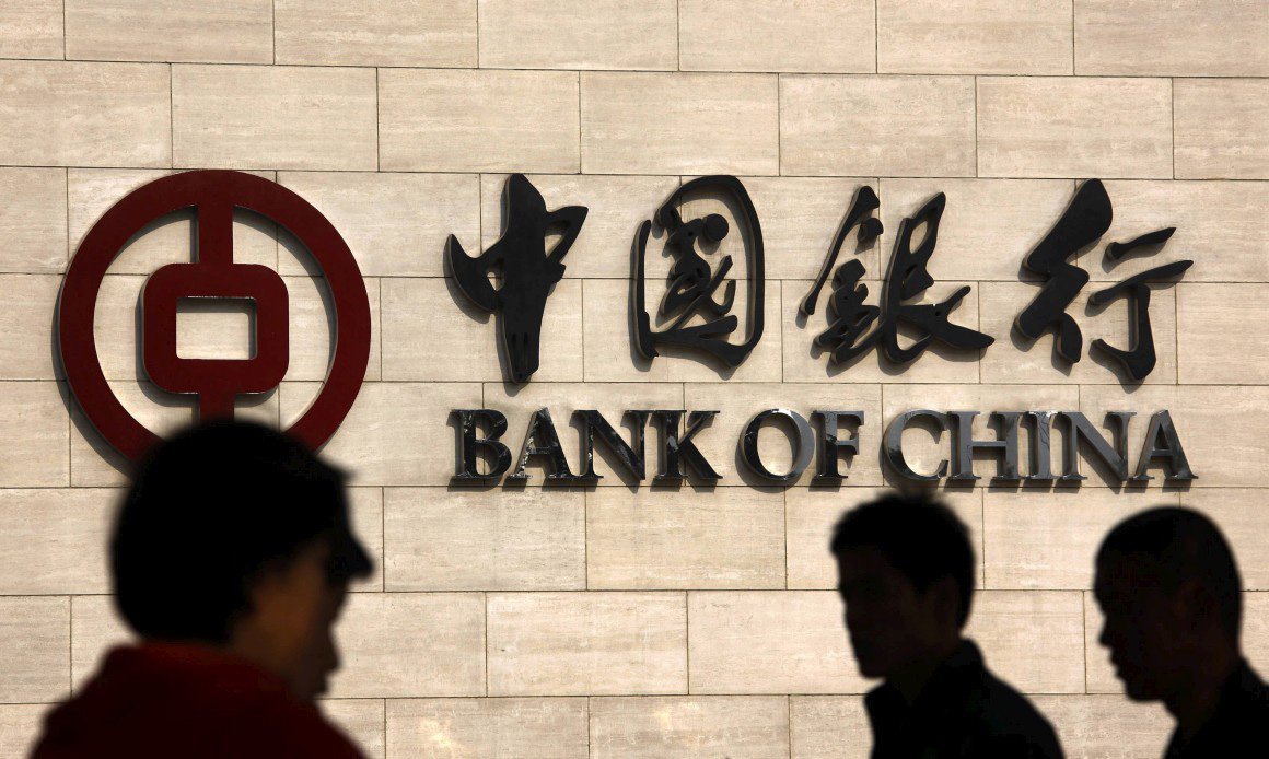 O banco central da China disse que vai "flexibilizar" o uso de várias ferramentas para manter a liquidez apropriada e crescimento razoável do crédito e do financiamento social; o banco vai manter o iuan basicamente estável, disse em um comunicado resumindo a reunião do comitê de política monetária do quarto trimestre; segundo a instituição, será mantida uma política monetária prudente, mantendo sua postura como "nem muito apertada e nem muito frouxa"; a política monetária prudente está em voga desde 2011