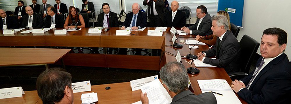 Um grupo de 12 governadores vai se reunir nesta segunda (28), em Brasília, para discutir saídas para a crise e para unificar reivindicações dos estados; encontro foi articulado pelo governador do Distrito Federal, Rodrigo Rollemberg (PSB); já estão confirmadas as presenças dos governadores de São Paulo, Geraldo Alckmin (PSDB); do Rio de Janeiro, Luiz Fernando Pezão (PMDB); e de Minas Gerais, Fernando Pimentel (PT), além de representantes de estados do Norte, Nordeste e Centro-Oeste; "Há necessidade de construirmos uma pauta comum de interesse dos governadores, para ajudar o ambiente econômico do país e dos estados”, explica Rollemberg