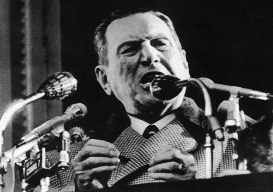 Histórico general Juan Domingo Perón, que por anos comandou a Argentina, continua presente nas eleições do País e é referência para os três principais candidatos que disputam a presidência; mesmo morto há 41 anos, Perón virou protagonista na reta da final da campanha principalmente no 17 de outubro, o dia da Lealdade Peronista; todos os principais candidatos, Daniel Scioli, Sergio Massa e Mauricio Macri, de uma forma ou de outra, utilizaram a imagem e a história de Perón para turbinar suas campanhas e ganhar popularidade neste final de pleito
