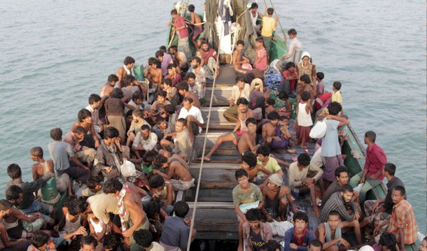 Navio com mais de 100 passageiros está à deriva em águas agitadas na costa de Sulawesi, na Indonésia; "O barco não afundou", afirmou o porta-voz da polícia do sul de Sulawesi, Frans Barung; chefe da Agência Nacional de Busca e Resgate da Indonésia, Bambang Soelistyo, afirmou que  equipes de resgate estão tentando encontrar o navio; "Há 122 pessoas a bordo. A equipe do nosso quartel-general... tudo que temos, estamos enviando para encontrá-los, mas enfrentamos ondas altas", disse