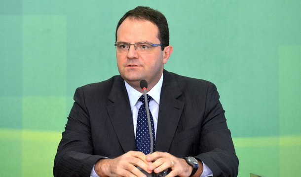  O novo ministro da Fazenda, Nelson Barbosa, afirmou, nesta sexta (18), durante coletiva de imprensa, que "a política fiscal e econômica continua na mesma direção"; "Vamos continuar trabalhando em busca do reequilíbrio fiscal, para controlar o crescimento da dívida pública e controlar a inflação", disse; ele minimizou as reações negativas do mercado ao seu nome: "a medida que ficar cada vez mais claro que o governo continua na busca do reequilíbrio fiscal, a avaliação da economia vai melhorar"; ele ressaltou que o governo tomará "todas as medidas necessárias" para atingir a meta de 0,5% do PIB de superávit, aprovada no orçamento; "Para mim essa é uma questão fechada, decidida", afirmou