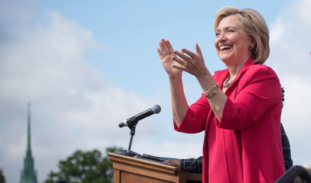 Hillary Clinton está buscando uma aproximação com a esquerda de seu partido do primeiro debate presidencial democrata, que será realizado nesta terça-feira (13); expectativa é se livrar das críticas do rival Bernie Sanders e angariar a simpatia de sindicalistas e ativistas; disputa ocorre num momento crítico para Hillary, que perdeu apoio após a divulgação de que ela fez uso de uma conta particular de e-mail, em vez de uma conta de governo, quando era secretária de Estado