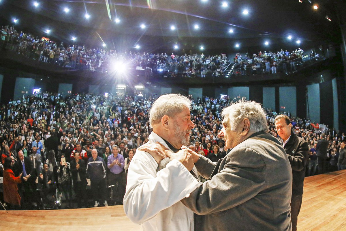 "A história da esquerda contemporânea está escrita e protagonizada pelos que conseguem avançar na construção de alternativas concretas ao neoliberalismo", diz o colunista Emir Sader; ele cita como sucessos recentes os governos dos ex-presidentes Lula, no Brasil, e Pepe Mujica, do Uruguai, e critica ainda os acadêmicos que fazem a crítica dessas experiências; "Alguns intelectuais, latino-americanos ou europeus, pretendem ser a consciência critica da esquerda latino-americana, com suas posições desvinculadas das lutas e das forças concretas, sem que suas teses tenham desembocado em alguma forma alternativa"; ele afirma ainda que não há uma nova esquerda viável e que há opção que se coloca é o retrocesso neoliberal, com as forças da velha direita