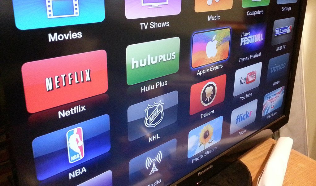 Pesquisa da empresa ComScore divulgada nesta quarta-feria, 4, mostra que a TV aberta na América Latina tem cada vez menos espaço de audiência em função dos serviços de videos por streaming (transmissão em tempo real pela internet); segundo a pesquisa, 81% dos latinoamericanos disseram acessar videos online, enquanto 70% disse assistir TV; No Brasil, 73% dos entrevistados disseram ver TV aberta, enquanto 82% acessam serviços de vídeo on-line sob demanda; número de smartphones na região deve passar dos atuais 180 milhões para 650 milhões até 2018