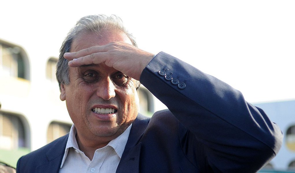 Decisão determina que o governo deposite no Fundo Estadual de Saúde do Rio de Janeiro os valores correspondentes a 12% de sua receita no ano. Se não cumprir a determinação, o Estado será penalizado com multa diária de R$ 50 mil; o secretário de Estado de Saúde e o governador Luiz Pezão também terão que pagar multa diária de R$ 10 mil caso não cumpram a decisão