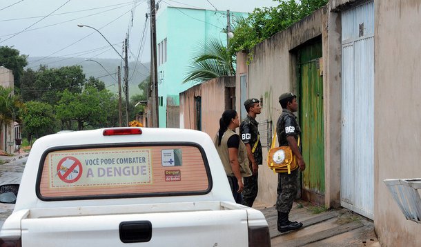 Para enfrentar o Aedes aegypti, transmissor da dengue, do zika vírus e da febre chikungunya, foi criado um espaço para reunir representantes de órgãos do governo do Distrito Federal com ações contra o mosquito, como a Secretaria de Saúde, o Corpo de Bombeiros e a Defesa Civil; a sala de situação começou a funcionar no quartel do Comando-Geral do Corpo de Bombeiros Militar; o objetivo é que 100% dos municípios brasileiros tenham um recinto como esse ainda neste ano; Brasília é uma das primeiras capitais a montar o local de combate; em 2015, a Secretaria de Saúde registrou 12.957 casos suspeitos de dengue, dos quais 94% são residentes do Distrito Federal e 759 (6%) de outros estados, segundo boletim