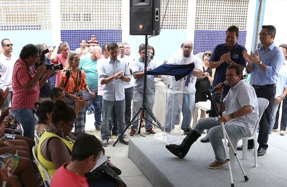 A apenas três dias da entrada em vigor da Lei Nacional de Mediação, a prefeito do Rio de Janeiro, Eduardo Paes, inaugurou neste sábado o primeiro Centro Municipal de Mediação Comunitária, instalado na comunidade da Coroa, no Catumbi, região central da cidade; resultado de um acordo de cooperação com o Tribunal de Justiça do Estado do Rio de Janeiro (TJRJ), o centro de mediação tem como objetivo solucionar problemas no próprio local, sem necessidade de recorrer à Justiça