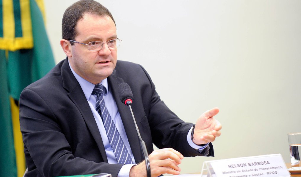 A Federação Brasileira de Bancos (Febraban) disse confiar no novo ministro da fazenda, Nelson Barbosa, e que as prioridades devem estar focadas  na realização das reformas estruturais e na manutençaõ do ajuste  fiscal; "Nesse esforço, é positivo que possa contar com a colaboração do novo ministro do Planejamento, Valdir Simão, especialista em gestão, com um histórico de atenção à responsabilidade fiscal. A Febraban recebe com satisfação os compromissos assumidos pelos novos ministros, a quem deseja sucesso, e reafirma sua disposição de continuar trabalhando com a equipe econômica em prol do desenvolvimento do Brasil", diz o texto da entidade