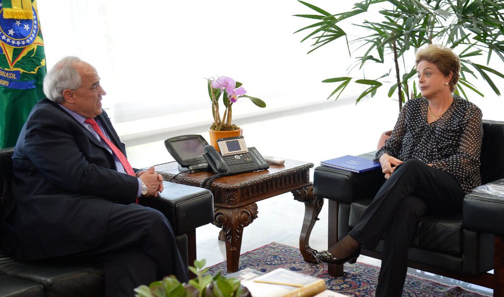 "Não precisa pedir que tem [apoio]. É uma pessoa honesta, foi eleita constitucionalmente e, obviamente, esperamos que todos os temas políticos sejam tratados dentro do Congresso, dentro da Constituição, dentro da lei e em respeito às normas universais sobre legítima defesa", disse o  secretário-geral da União das Nações Sul-Americanas, Ernesto Samper, após encontro com a presidente Dilma no Palácio do Planalto nesta terça-feira; ele defendeu que Dilma cumpra seu mandato até o fim