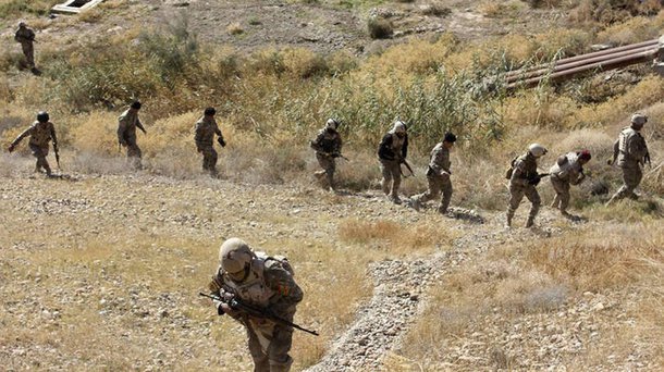 Exército Iraquiano afirmou que derrotou o Estado Islâmico em uma capital provincial a oeste de Bagdá, a primeira grande vitória das forças treinadas pelos Estados Unidos desde seu colapso sob ataque do EI há 18 meses; vitória em Ramadi, capital da província majoritariamente sunita-muçulmana de Anbar, priva o EI de seu principal prêmio de 2015;  televisão iraquiana mostrou imagens das tropas e de veículos avançando pelas ruas de Ramadi além de celebrações em várias cidades de maioria xiitas