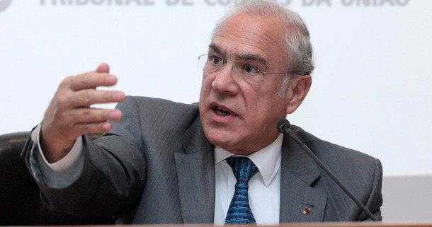 Secretário-geral da Organização para a Cooperação e Desenvolvimento Econômico (OCDE), Ángel Gurría, disse que o Brasil precisa implantra uma série de reformas estruturais para melhorar o seu desempenho econômico; "Cada vez mais, a produtividade passará a ser o principal fator de desenvolvimento. Nesse aspecto, as evidências recentes não são estimulantes", observou; "Uma série de reformas estruturais poderia liberar um potencial não explorado significativo para ganhos de produtividade, além de melhorar a competitividade, reduzindo o chamado custo Brasil", destacou Gurría