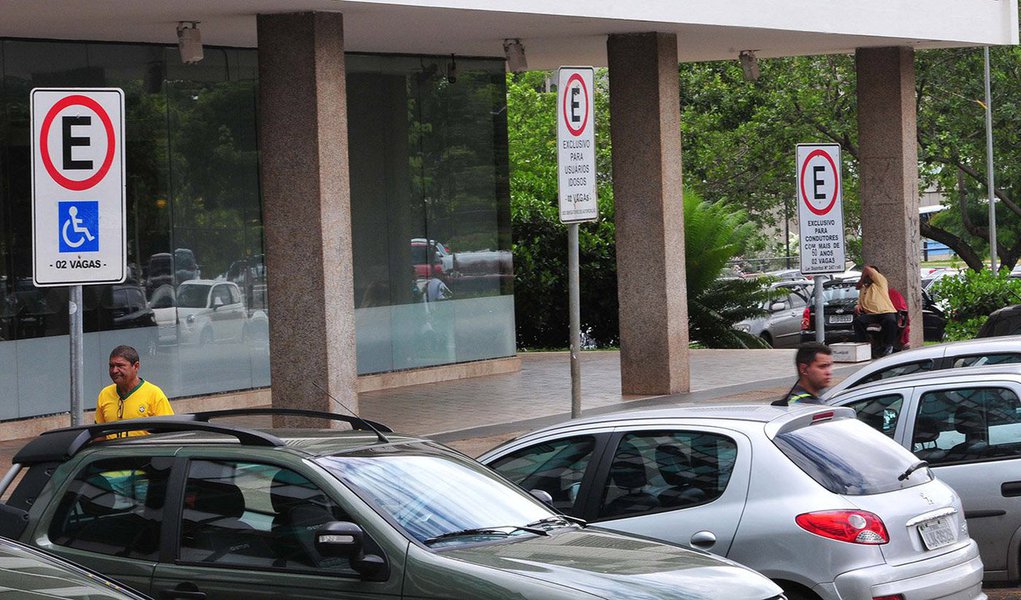 A partir de quinta-feira (7), quem estacionar ilegalmente em vagas especiais (de idosos e de pessoas com deficiência) terá de pagar multa 140% mais cara: de R$ 53,20 sobe para R$ 127,69; além disso, o motorista recebe cinco pontos na carteira nacional de habilitação, em vez de três