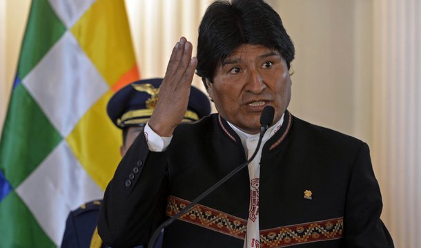 O tribunal que analisa questões constitucionais da Bolívia decidiu favoravelmente ao projeto de lei que propõe a reforma da constituição visando a permitir que o presidente Evo Morales volte a se candidatar ao cargo nas eleições previstas para 2019; referendo deverá ocorrer em fevereiro de 2016; no momento, Morales está em seu terceiro mandato