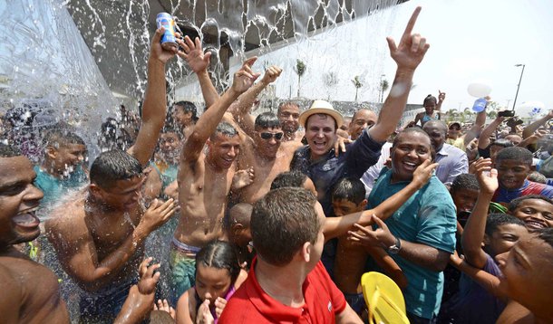 Em baixo d'água com os moradores, prefeito Eduardo Paes (PMDB) inaugurou mais um quilômetro de extensão do Parque Madureira; iniciativa inclui a praia de Rocha Miranda, balneário artificial com coqueiros, faixa de areia e 120 metros de queda d'água, com três cascatas: “Isso aqui é o oásis da Zona Norte. Tinha que me molhar para celebrar”, disse 