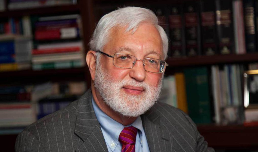 O juiz americano Jed Rakoff, responsável pela ação coletiva contra a Petrobras em Nova York (EUA), acatou pleito da companhia e excluiu títulos da dívida adquiridos por investidores de uma eventual indenização; segundo o magistrado, a acusação, liderada pelo fundo britânico USS, entre outros, não comprovou a transação desses papeis em território americano; dessa forma, o número de investidores representados pela ação coletiva e os valores correspondentes às suas perdas seriam limitados às ADRs (recibos de ações na Bolsa de NY) em caso de derrota judicial da Petrobras