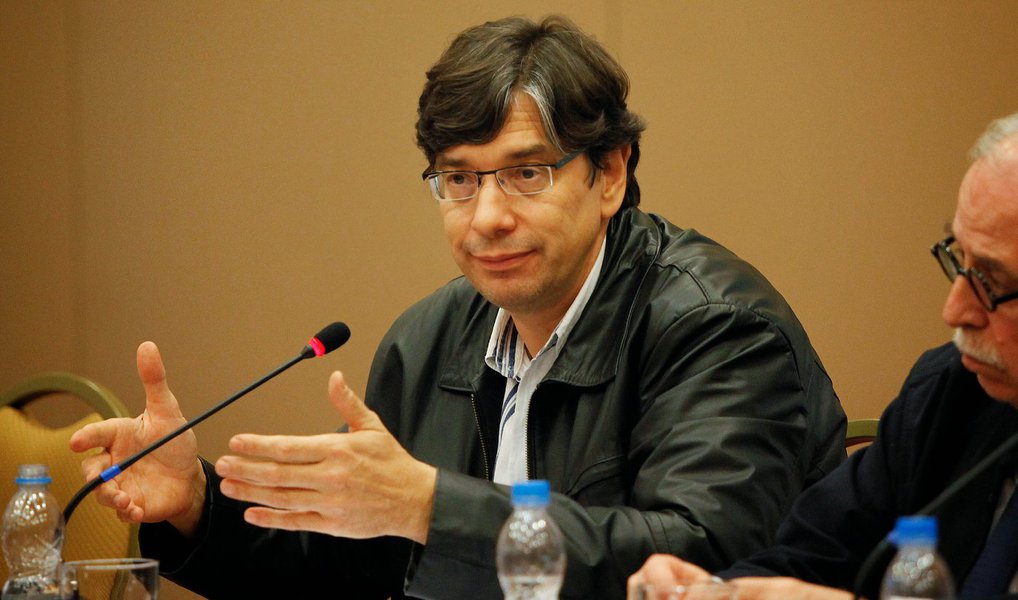 Economista e presidente da Fundação Perseu Abramo (FPA), Márcio Pochmann destacou que a valorização do salário mínimo é um importante avanço para a recuperação da economia em 2016; "Um ano de menor inflação, de menor queda do PIB (Produto Interno Bruto), um ano de maior expansão das exportações em relação às importações, um ano de contas públicas equilibradas. Ou seja, 2016 será o ano em que o Brasil estará melhor preparado para poder voltar à recuperação econômica", diz; "2015, do ponto de vista político, termina de modo muito mais favorável à presidenta Dilma do que começou", completa