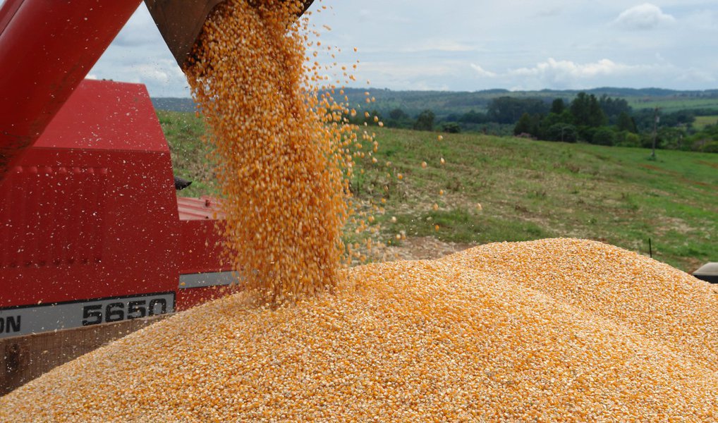 Conselho Monetário Nacional (CMN) alterou nesta quinta-feira, 31, o saldo médio das operações de crédito contratadas com recursos da Poupança Rural, por produtores rurais e cooperativas de produção agropecuária não vinculadas ao Programa Nacional da Agricultura Familiar (Pronaf); com isso, o governo espera economizar R$ 815 milhões em 2016; segundo nota do Ministério da Fazenda, a mudança não altera o volume total das operações de crédito rural