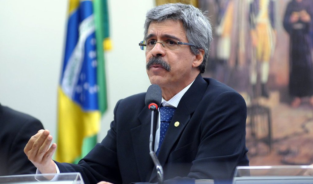 Relator da CPI da Petrobras, deputado Luiz Sérgio (PT-SP), disse hoje que não pediu o indiciamento de parlamentares para não transformar a comissão em "um Conselho de Ética paralelo"; Luiz Sérgio disse que a maioria dos parlamentares da CPI decidiu, no início dos trabalhos, que não haveria indiciamentos; indiciamento de parlamentares denunciados pela Procuradoria-Geral da República foi proposto pelos integrantes do Psol, no colegiado, em um voto em separado