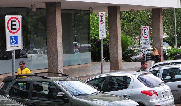 A partir de quinta-feira (7), quem estacionar ilegalmente em vagas especiais (de idosos e de pessoas com deficiência) terá de pagar multa 140% mais cara: de R$ 53,20 sobe para R$ 127,69; além disso, o motorista recebe cinco pontos na carteira nacional de habilitação, em vez de três