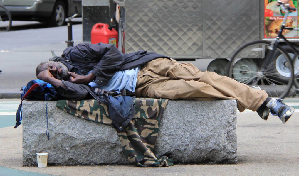 Símbolo do desenvolvimento econômico dos Estados Unidos, a cidade de Nova York viu o número de indigentes aumentar 86% nos últimos 10 anos; até o início desta semana, 57.838 pessoas dormiram nos abrigos públicos; segundo o Instituto de Política Fiscal americano, entre 2009 e 2012, a renda do 1% da população mais rica do Estado aumentou 32%, enquanto os 99% restantes mal viram seus salários subirem 1%