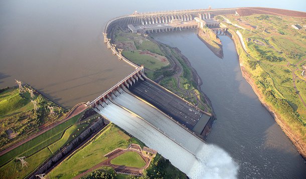 A usina hidrelétrica Itaipu Binacional, em Foz do Iguaçu, na divisa do Paraná com o Paraguai, superou duas vezes o recorde histórico de geração horária de energia elétrica; por conta das cheia de seus reservatórios, a usina atingiu 100% da capacidade, ao produzir 14.167 megawatts durante a tarde desta terça-feira (20) e 14.145 megawatts entre 12h e 13h