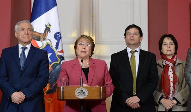 "Hoje estamos dando um passo fundamental rumo ao destino de nosso país. Estamos iniciando o processo que nos permitirá ter uma nova Constituição para o Chile", anunciou a presidente do Chile, Michelle Bachelet, em cadeia nacional de rádio e televisão, cumprindo sua promessa de campanha de substituir a lei maior imposta em 1980 pelo ditador Augusto Pinochet por uma carta magna democrática