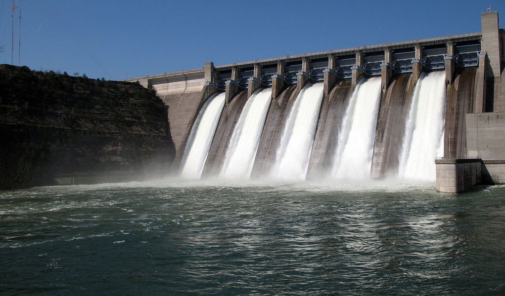 As usinas hidrelétricas do Brasil devem continuar com déficit de geração de energia em 2016, devido à necessidade de recuperar a capacidade de armazenamento dos reservatórios e assegurar a segurança do abastecimento; projeções da Câmara de Comercialização de Energia Elétrica (CCEE) apontam que o déficit deverá ficar entre 1,6% e 3,1%, contra o índice de 15,45% esperado para este e de 9,3% em 2014; "Esse déficit é bem pequeno, e está um pouco influenciado pelo despacho térmico, que pode avançar nos primeiros meses de 2016 para que se possam recuperar os reservatórios", disse o gerente de Preço da CCEE, Rodrigo Sacchi