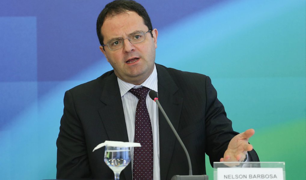 Novo ministro da Fazenda, Nelson Barbosa, afirmou que pretende "aperfeiçoar a política econômica" de maneira a obter uma "retomada mais rápida do crescimento da economia" e procurou acalmar o mercado financeiro que teme um descontrole dos gastos do governo após a saída do ex-ministro Joaquim Levy; "Podem ficar tranquilos que com o tempo necessário vamos resolver todos os problemas", assegurou; Ele tabém pediu que o Congresso Nacional não deixe de lado as questões de interesse do país em função de disputas políticas; "Cabe a nós construir consenso político para aprovação das reformas no Congresso. Não podemos ficar paralisados por causa de uma turbulência política", disse