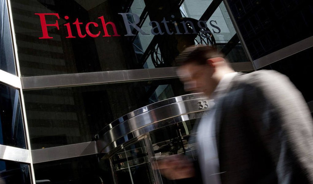 A agência de classificação de risco Fitch rebaixou nesta quinta (15) a nota de crédito do Brasil para 'BBB-' e colocou o rating sob perspectiva negativa; apesar do corte, o país manteve o grau de investimento; a nota foi cortada de "BBB" para "BBB-"; agora, o Brasil está no último degrau antes do nível especulativo, o que encareceria os empréstimos que o país toma no exterior