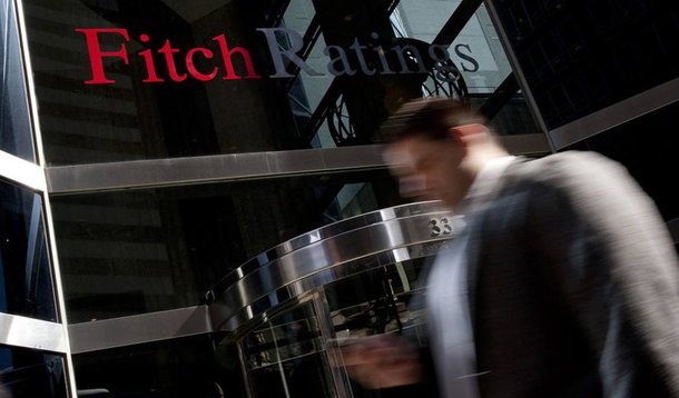 A agência de classificação de risco Fitch rebaixou nesta quinta (15) a nota de crédito do Brasil para 'BBB-' e colocou o rating sob perspectiva negativa; apesar do corte, o país manteve o grau de investimento; a nota foi cortada de "BBB" para "BBB-"; agora, o Brasil está no último degrau antes do nível especulativo, o que encareceria os empréstimos que o país toma no exterior