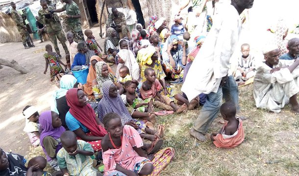 Tropas do Exército nigeriano resgataram 338 pessoas, a maioria mulheres e crianças, que haviam sido sequestradas pelo grupo radical islâmico Boko Haram, e que eram mantidas em um cativeiro localizado na floresta de Sambisa, no Nordeste da Nigéria; as tropas também mataram 30 jihadistas e apreenderam armas e munições que se encontravam no local, disse o Exército por meio de um comunicado