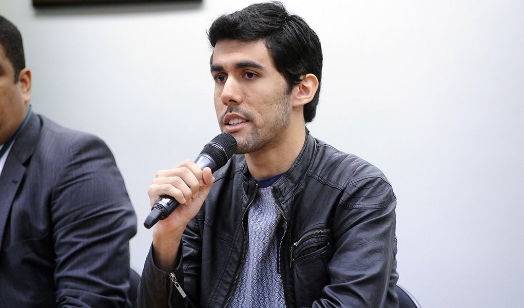 "Eu escrevo o que eu quero a hora que eu quero no perfil Dilma Bolada", afirmou o publicitário Jeferson Monteiro, criador do perfil satírico Dilma Bolada nas redes sociais, em depoimento à CPI dos Crimes Cibernéticos; "Não faz sentido dizer que recebo pelo PT, se já passei um mês sem atualizar o perfil", justificou; segundo ele, o contrato que obteve com a agência Pepper, que prestou serviço ao PT, é parte do bônus de ser reconhecido pelo perfil Dilma Bolada